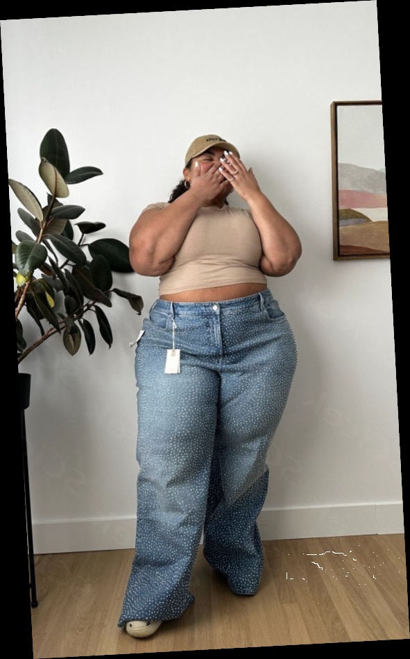 For this fall, I put together this list of some awesome fits for the beautiful plus size queens 8 A plus size woman wearing Beige baseball cap ("NEW YORK") Tan short sleeve crewneck crop top Light wash wide-leg jeans with rhinestone/stud detailing White sneakers