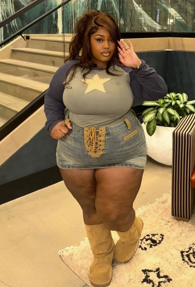 For this fall, I put together this list of some awesome fits for the beautiful plus size queens 4 A plus size woman wearing Grey and navy long sleeve raglan tee with star graphic Light wash denim mini skirt with lace-up front detail Tan suede shearling boots (UGG style) Gold bracelet
