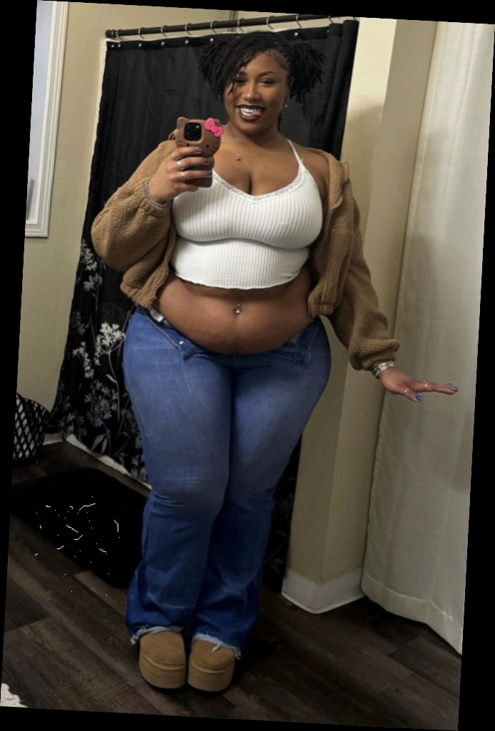 For this fall, I put together this list of some awesome fits for the beautiful plus size queens 9 A plus size woamn wearing Brown sherpa-style fleece zip-up jacket White ribbed camisole with lace trim Light wash blue flare jeans Tan platform clogs