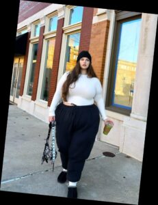 For the baddie girlies, here are some ways to eat up that baddie look 7 A plus size woman with White long sleeve top Black jogger pants Black slippers Black patterned handbag