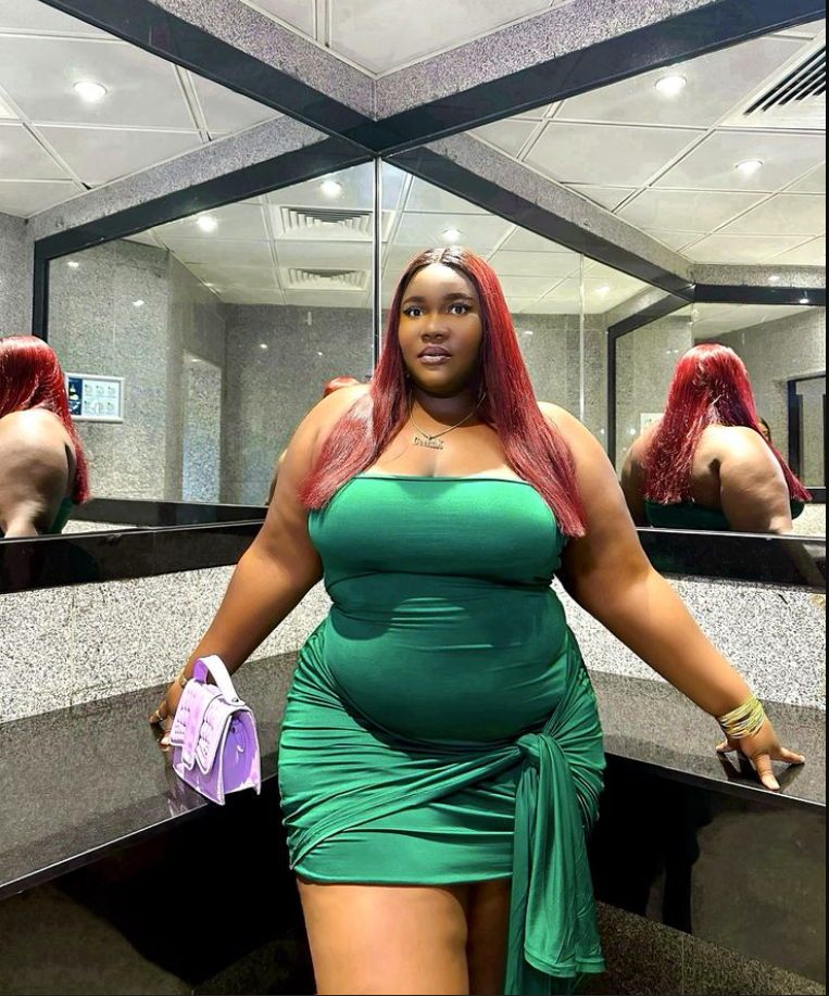 Daytime Charm: Cute & Comfortable Lunch Outfits for Plus Size Women 10 A plus size woman wearing Emerald green strapless ruched mini dress with side tie
Purple mini handbag
Gold jewelry