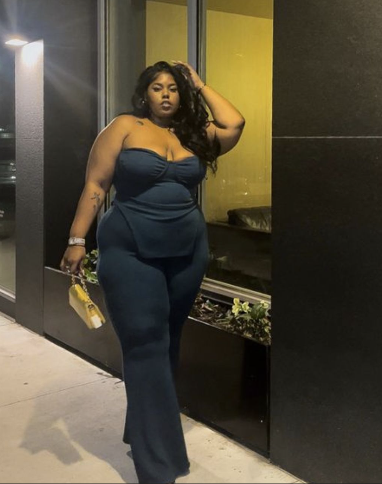 Daytime Charm: Cute & Comfortable Lunch Outfits for Plus Size Women 11 A plus size woman wearing Navy blue strapless twist-front top
Matching navy blue flared pants
Gold chain-strap handbag
Gold jewelry and watch